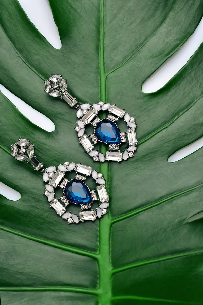 Imagen de referencia: aretes largos con piedras azules