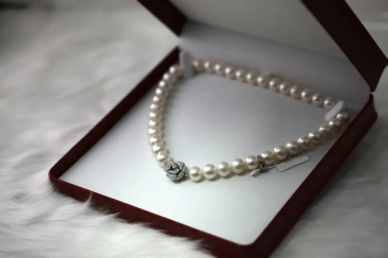 Imagen de referencia: collar de perlas en su estuche